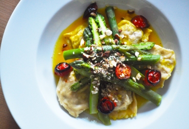 Asparagus with salsify and hazelnut ravioli LO RES